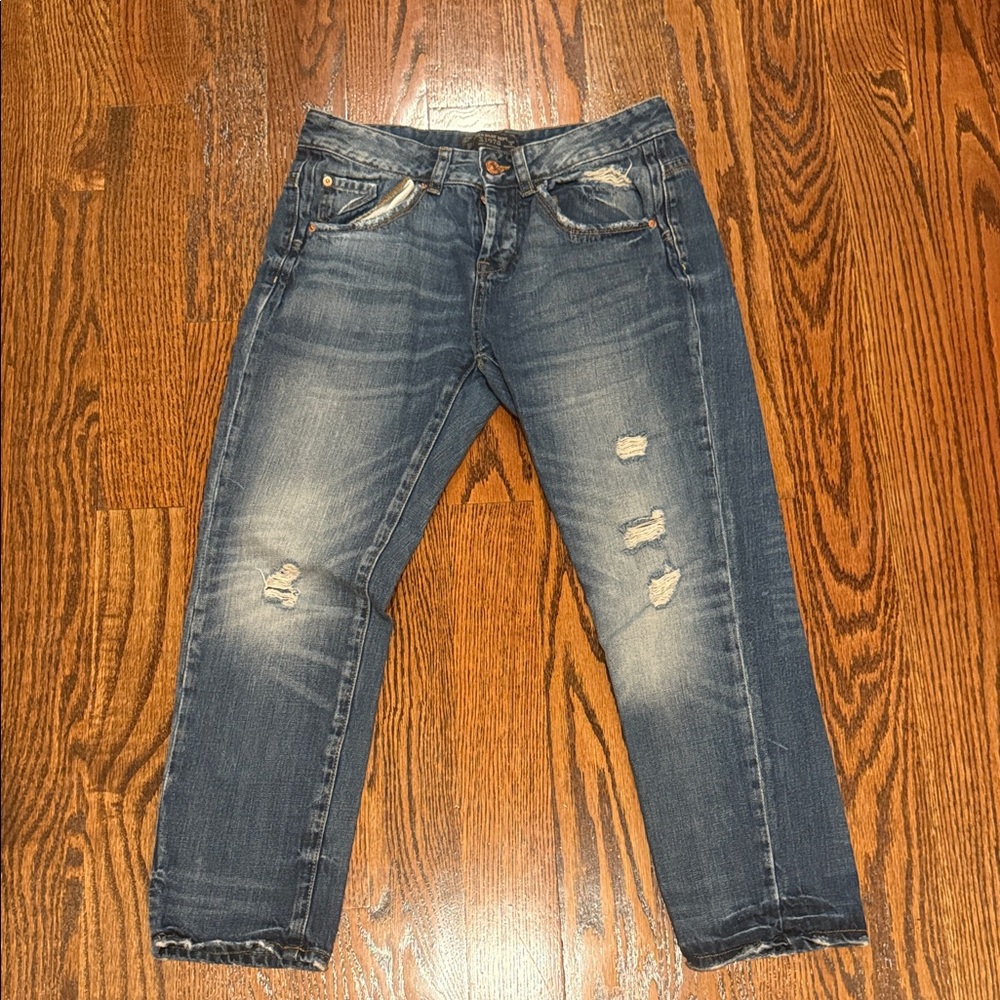 Zara women’s  Distressed Blue Jeans size 6